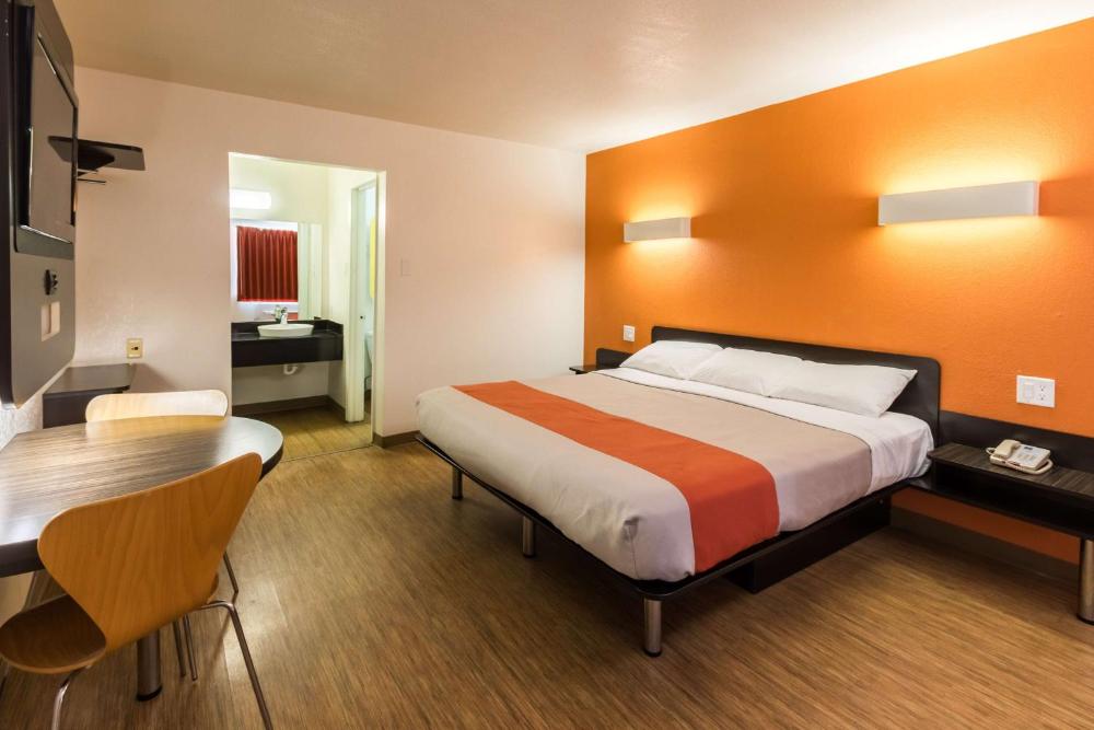 King Room - Non-Smoking interior
